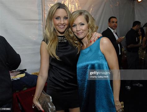 Actors Amanda Bynes And Jennie Garth Pose In The Gold Lounge At The
