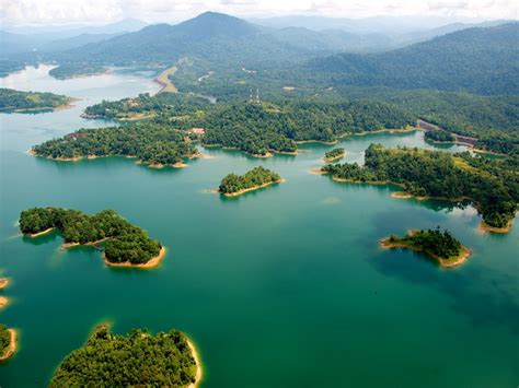 The lake is very large and contains some islands. Tasik Kenyir Terengganu Tawar Percutian Menarik Untuk ...