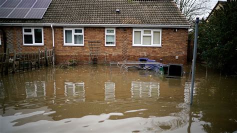 Uk Weather More Rain Falls Overnight As Floods Force 1200 Homes To