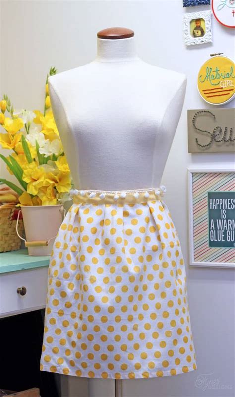 The pom pom trip and ribbon ruffle is fabulous. 15 Cute DIY Apron Patterns for Keeping Clean in the Kitchen