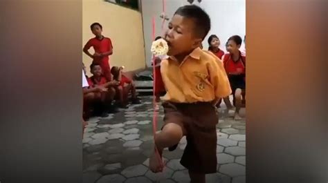 Viral Video Lomba Makan Kerupuk Sambil Angkat Kaki