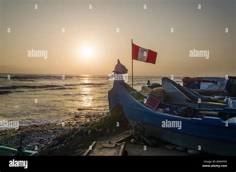 Barco Con La Bandera Del Perú En La Playa De Pescadores En Chorrillos
