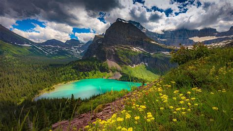 Grinnell Lake Glacier National Park Montana © Pungshutterstock