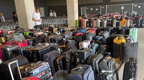 Krankmeldungen wegen Hitze – Hunderte herrenlose Koffer am Flughafen BER