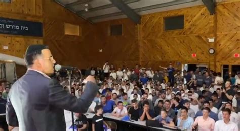 Video Orthodox Music Star Performs Song Celebrating Donald Trump At Jewish Summer Camp Vos Iz