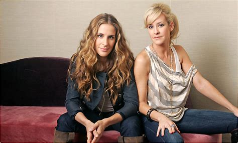 Two Dixie Chicks Form Court Yard Hounds The New York Times