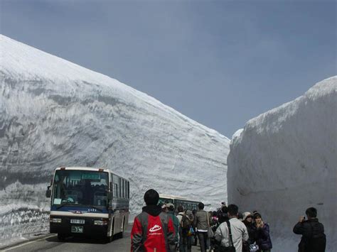 Τα κυριότερα αξιοθέατα της ιαπωνίας. The 65-Foot (20m) Snow Corridor in Japan » TwistedSifter