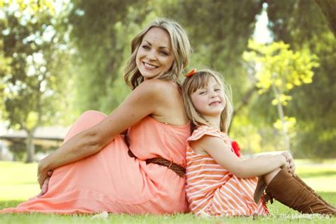 Lots Of Motherdaughter Poses Mommy Daughter Pictures Daughter Photo Ideas Mother Daughter