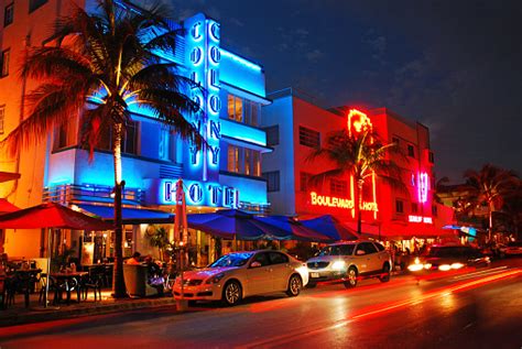 Neon Lights Up The Night Along Ocean Boulevard Miami Beach Stockfoto