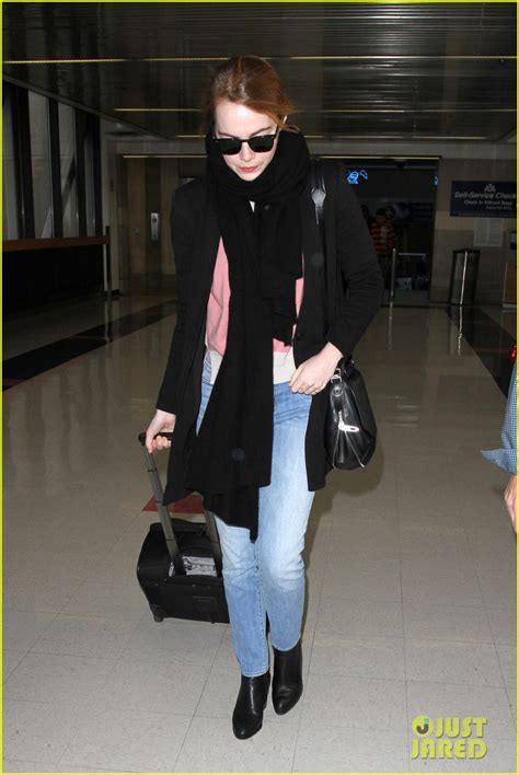 Emma Stone Lands In Los Angeles Ahead Of Thanksgiving Day Photo