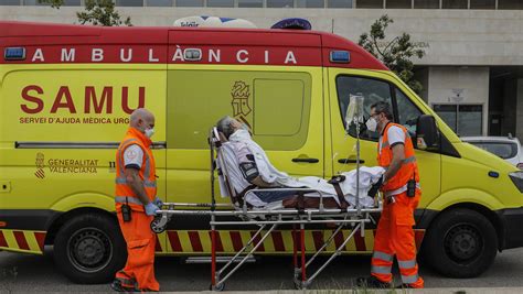 Médicos Y Enfermeros Se Enzarzan En Valencia A Costa De Las Ambulancias