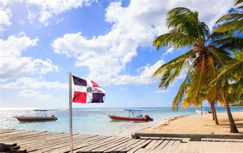 Playa Del Caribe Y Bandera De La República Dominicana Foto De Archivo