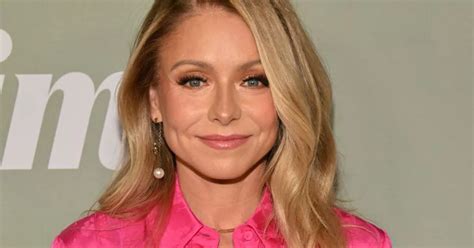 Kelly Ripa Sends Fans Wild As She Twerks And Shakes Her Hips In Skintight Leggings Daily Star