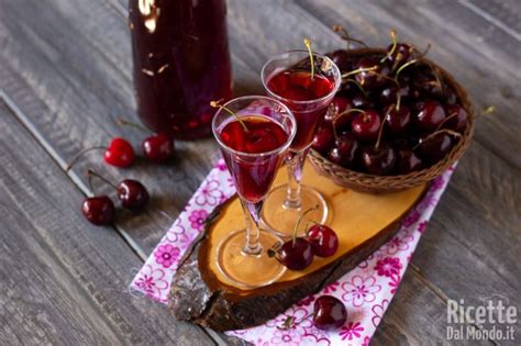 Il liquore prodotto con questi frutti è particolarmente pregiato. Liquore di ciliegie, la ricetta semplice per farlo a casa ...