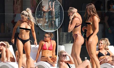 The Bachelor 2022 Woman Sunbathe Topless At 14 5m Gold Coast Mansion