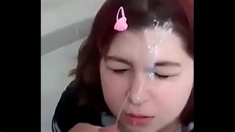 Colorada Con La Cara Llena De Leche En Baño Público