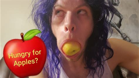 How To Eat An Apple Correctly Youtube