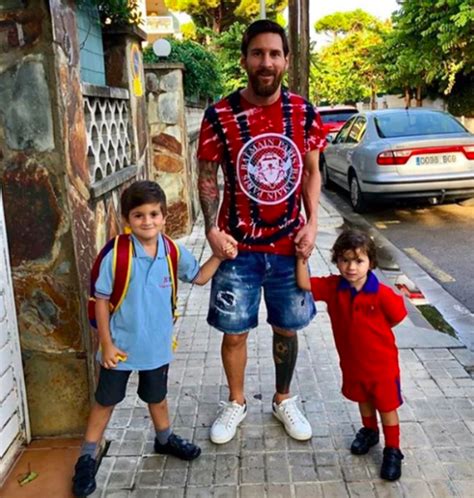 Messi Comparte Tiernas Fotos De Antonela Roccuzzo Con Sus Hijos En El