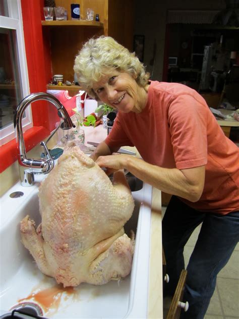While the best temperature to cook a turkey is always 325 degrees f, how much time your bird will need in the oven will depend on its weight. Life: How long does it take to cook a 45 pound turkey?
