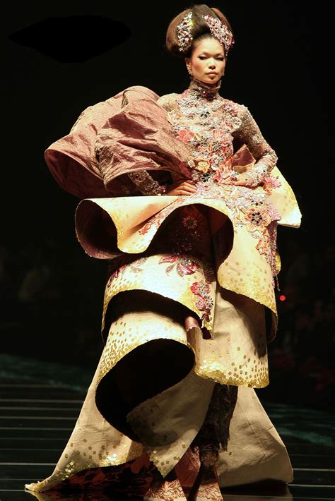 Guo Pei Fall Winter 20102011 Ready To Wear Shows Vogueit