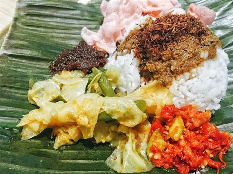 Tak hanya di padang lezatnya masakan padang sudah tekenal sampai ke seluruh penjuru daerah di nusantara.saat pergi ke daerah mana pun, kita bisa dengan mudah menemukan restoran padang atau rumah makan padang. Peringkat: 4 restoran / tempat makan Masakan Padang enak di Kuningan di PergiKuliner.com