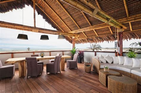 El sesegundo piso parece flotar, primer piso enchapado completamente en madera fotos: Diseño de casa de playa con bambú y madera | Planos de Arquitectura