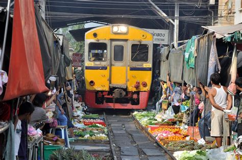 Un Mercado Que Es Atravesado Al Medio Por Un Tren Dónde Queda Y Como Llegar A Maeklong