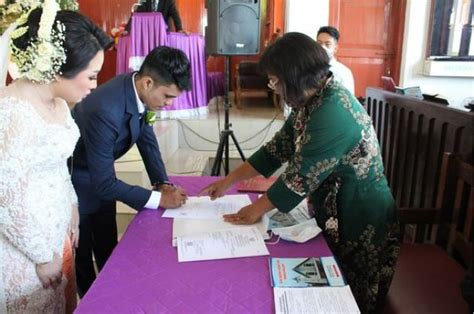 Dinas Dukcapil Dairi Serahkan Akta Perkawinan Kepada Sepasang Pengantin