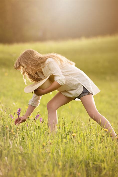 無料画像 自然 女の子 女性 芝生 草原 太陽光 ロマンス 幼児 美しさ でる 感情 インタラクション 花を選ぶ 肖像写真 人間の位置 1335x2000