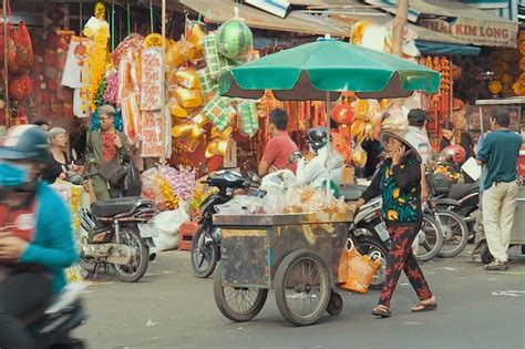 Жителей (аннамиты, китайцы, малайцы, европейцы) около 80 тыс. Video Streets of Saigon: A Montage of Cho Lon's Food ...