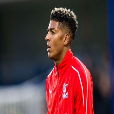 Makes great overlapping runs and can cross very well. Joueur Patrick van Aanholt - Onze Mondial