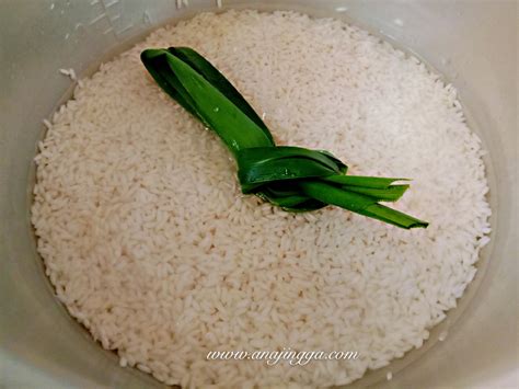 1.basuh 300g beras pulut & toskan air. Cara masak pulut menggunakan periuk nasi elektrik