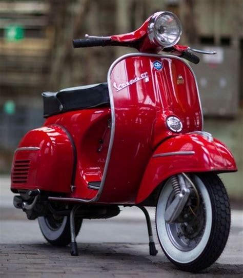 Épinglé Par Inteaj Inteaj6361 Sur Red Vespa Scooter Rétro Scooters Vespa Motos Rétro