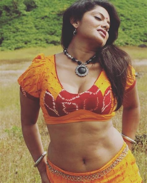 वो भोजपुरी फिल्मों की सेक्सी हॉटनेस बोल्डेस अभिनेत्री हैं।