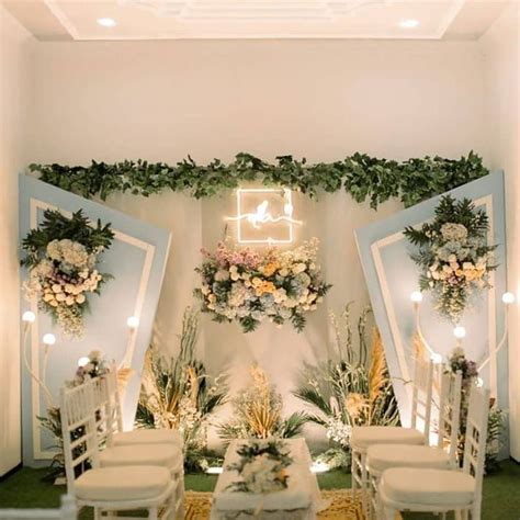 Dengan begitu dekorasi bunga di pernikahanmu akan terasa meriah dan indah. Ide dekorasi meja akad dalam ruangan bertema rustic ...