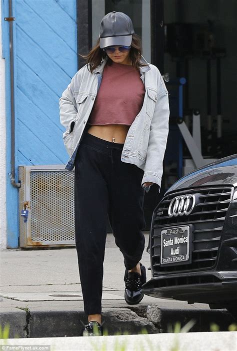 Vanessa Hudgens Shows Off Her Taut Tum After Pilates Class Daily Mail Online