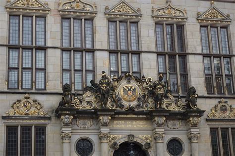 Verständlich, denn die hansestadt bietet eine faszinierende architektur mit zahlreichen historischen gebäuden und eine interessante mischung aus gastronomie, kultur und straßenkunst. Was für wunderschöne Häuser auf dem Marktplatz in Bremen