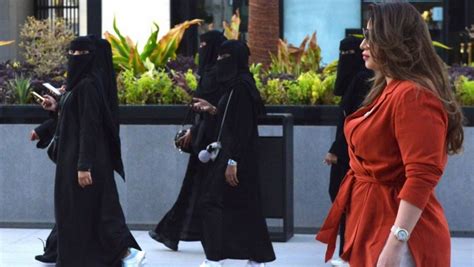 Mulheres Rebeldes Usam Roupas Ocidentais Na Arábia Saudita