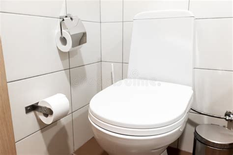 White Ceramic Toilet Bowl With Close Cover And Accessories For Toilet