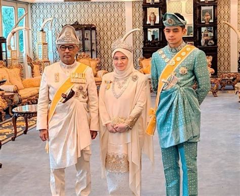 Also present at the event was the raja permaisuri agong, tunku hajah azizah aminah maimunah iskandariah. Raja Permaisuri Agong Lambang Wanita Sejati Rakyat ...