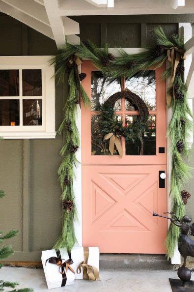 35 Stunning Christmas Front Doors Decoration Ideas New 2021 Page 7
