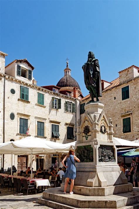 Estatua Del Poeta Ivan Gundulic Cuadrado De Gundulic Dubrovnik