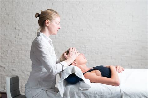 Massaggiatrice Professionista Che Concede Alle Giovani Donne Un Trattamento Di Massaggio