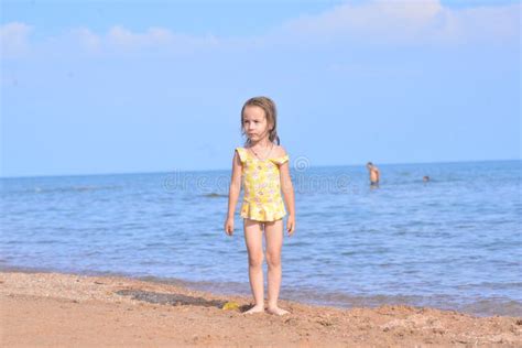 Милые счастливые дети играя в море на пляже Стоковое Изображение