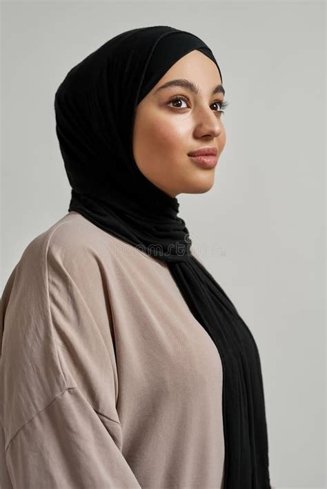 Jeune Femme Arabe Joyeuse En Hijab Traditionnel Photo Stock Image Du