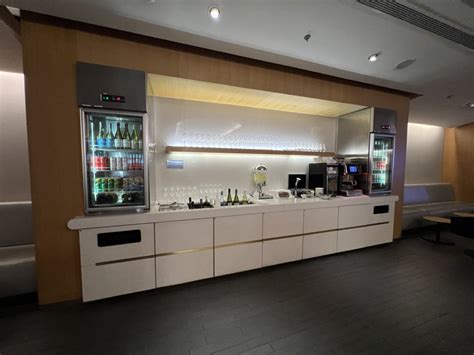 Review Qantas Business Class Lounge Singapore Changi Airport Terminal 1