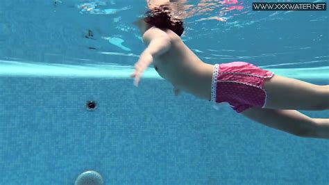Hot Underwater Babe Lady Dee Swims Naked Dee Dee