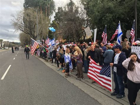 Police Shut Down Street For Ilhan Omar Protest — Jewish Journal