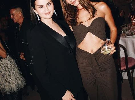 Selena Gomez E Hailey Bieber Posam Juntas Durante O Academy Museum Gala