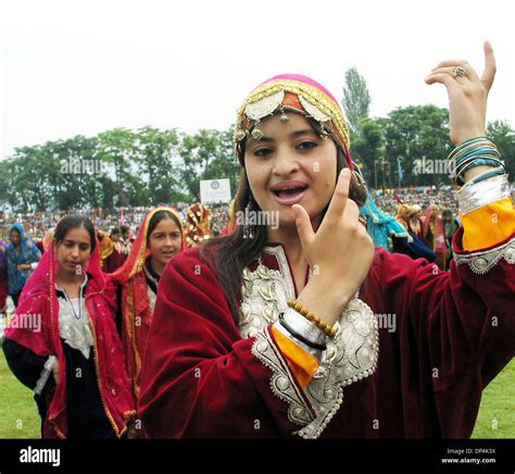 Aug 15 2006 Srinagar India Kashmiri Girls Perform During Indias
